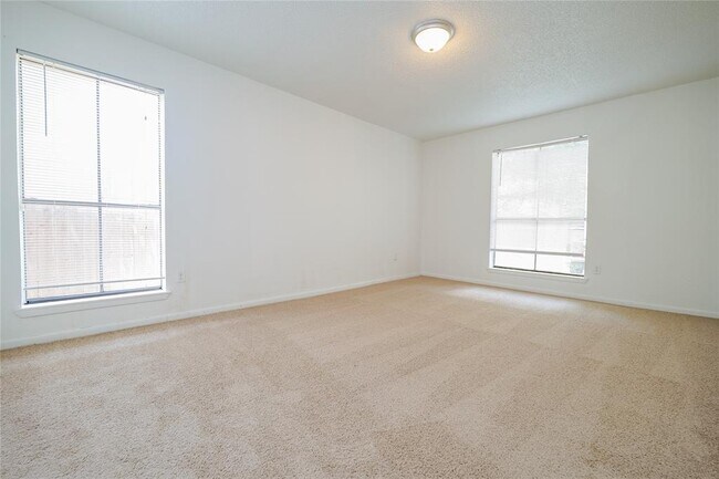 Building Photo - 17401 Red Oak Dr