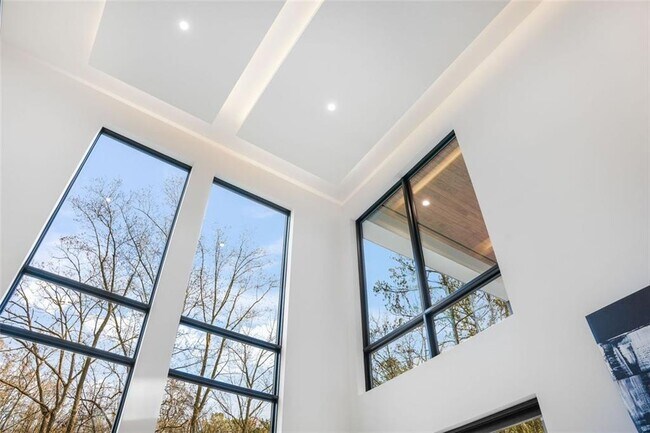 Building Photo - 1736 Cox Rd