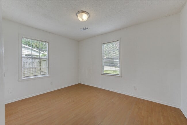 Building Photo - 2205 Kingsdale Dr