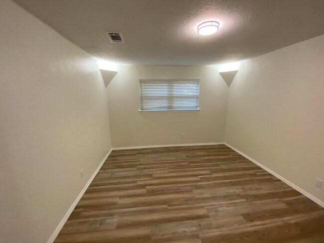 Building Photo - 1217 Scott Dr