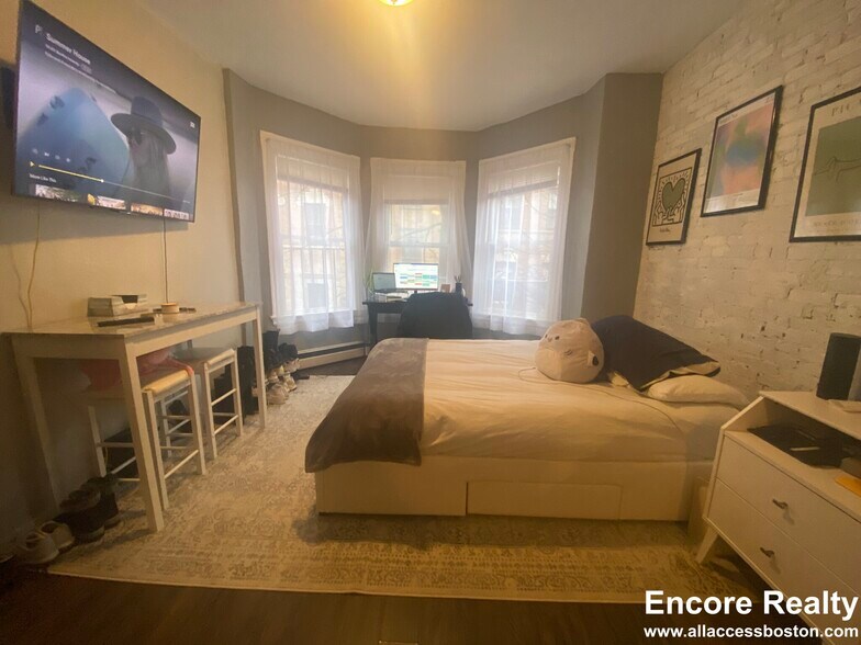 Building Photo - 40 Anderson St