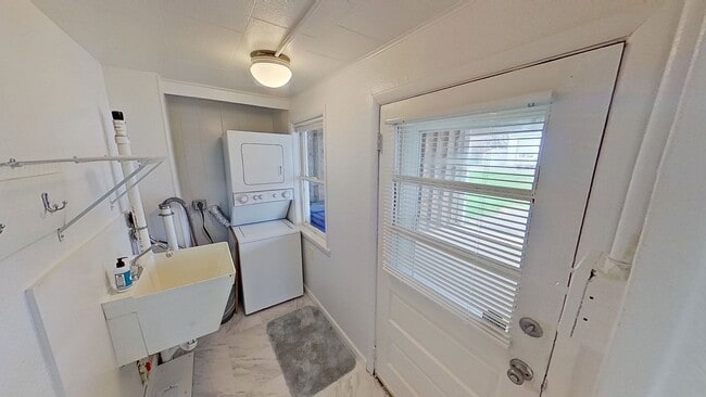 Building Photo - Newly Renovated Single Family Farmhouse