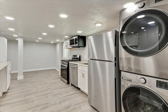 Building Photo - 672 S 200 W