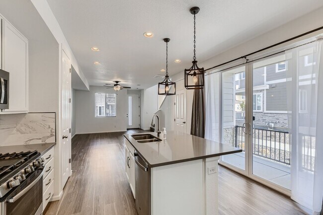 Building Photo - Stunning 3 Bed 2 1/2 Bath in Aurora!