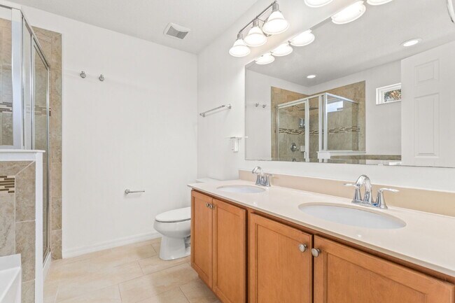 Building Photo - Spacious 3-Bed, 2.5 Bath End Unit Townhome in Windermere with 2 Car Garage!