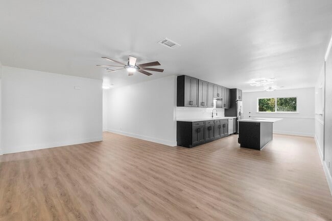 Building Photo - 62 Greenbriar Dr