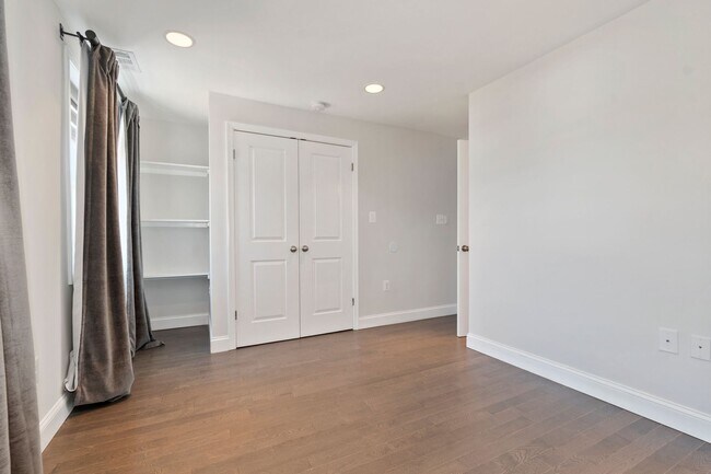 Building Photo - Recently Updated, 2 bed 2 1/2 Bath with Fe...