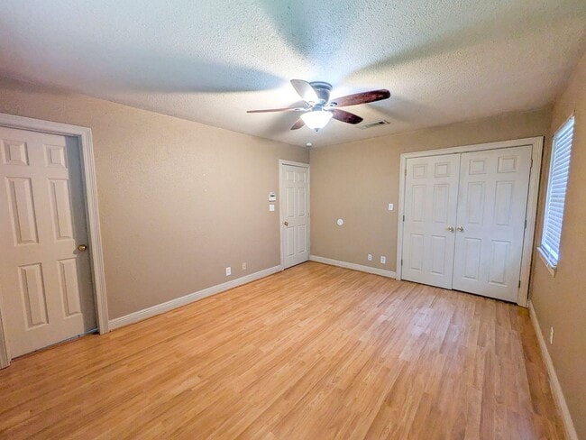 Building Photo - 5031 Simpson Ave