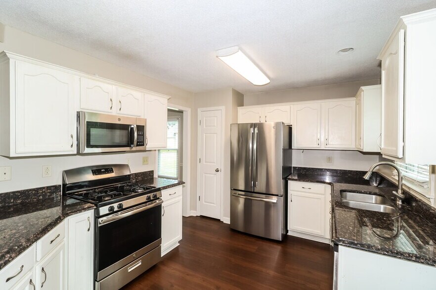 Building Photo - 9335 Barrow Dr