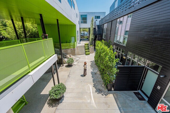 Building Photo - 825 Kings Rd