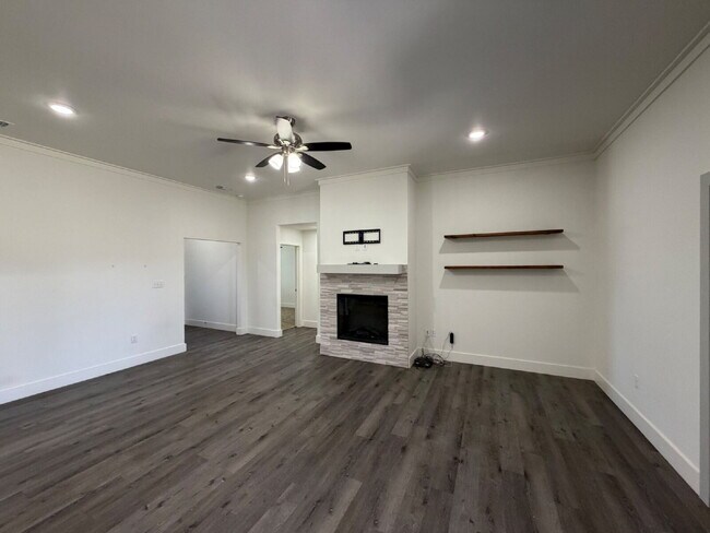 Building Photo - 405 Ranger St