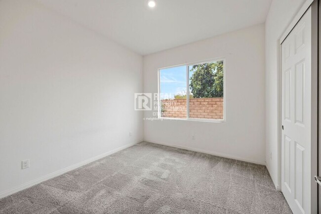 Building Photo - 365 Huntington Ct