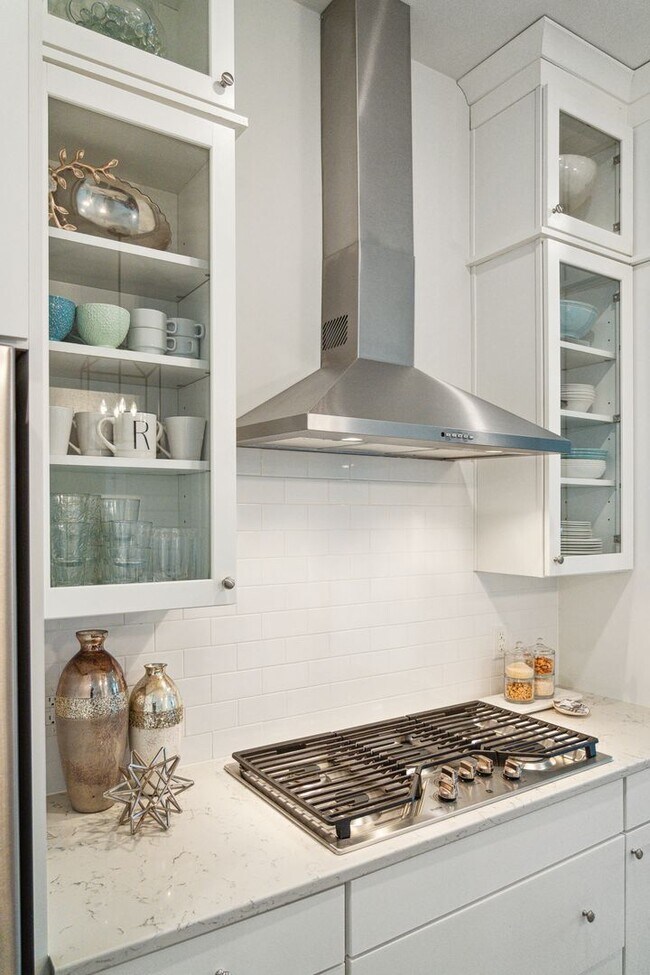 Building Photo - 2/4 Townhome in Midtown Located in Mt. Ple...