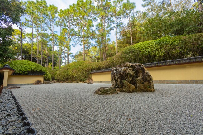 Building Photo - 299 SW 7th St