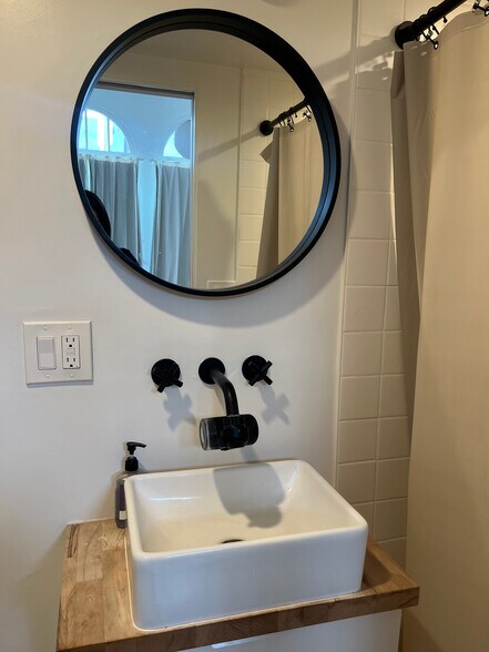 Building Photo - 1341 1/2 Lilac Ter