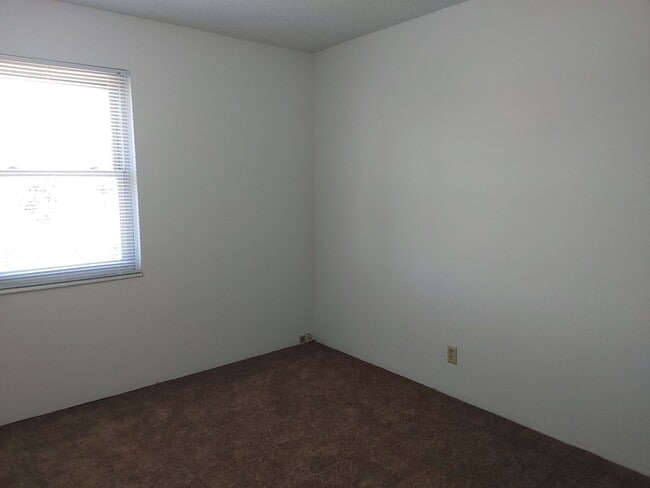 Building Photo - 522 Boxwood Dr