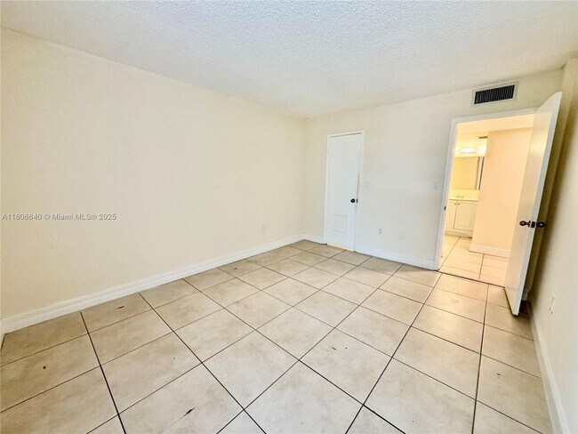Building Photo - 8810 Fontainebleau Blvd