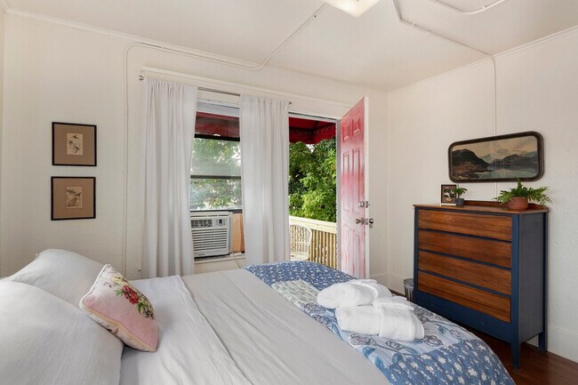 Building Photo - 110 W Meadow St