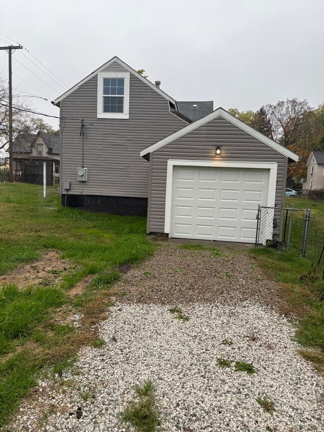 Building Photo - Welcome to this charming 3-bedroom, 2-bath...