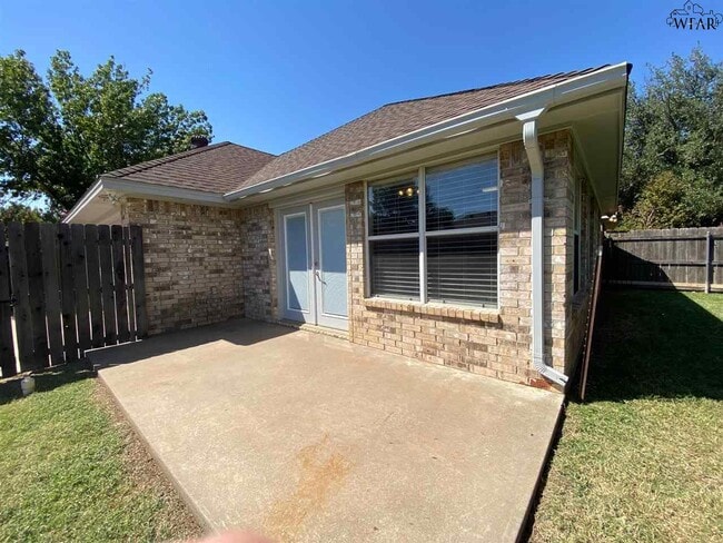 Building Photo - 3803 Stonegate Dr