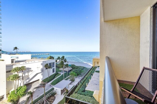 Building Photo - 16275 Collins Ave