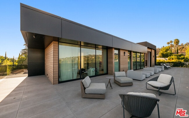 Building Photo - 1140 Summit Dr