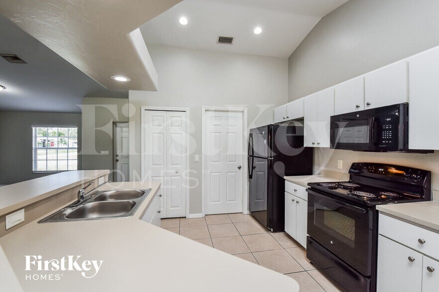 Building Photo - 2547 SW 3rd Pl