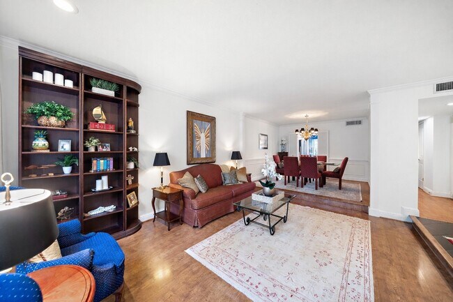 Building Photo - 8944 Chatsworth Dr