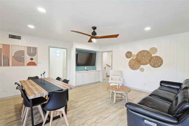 Building Photo - 7841 El Pensador Dr