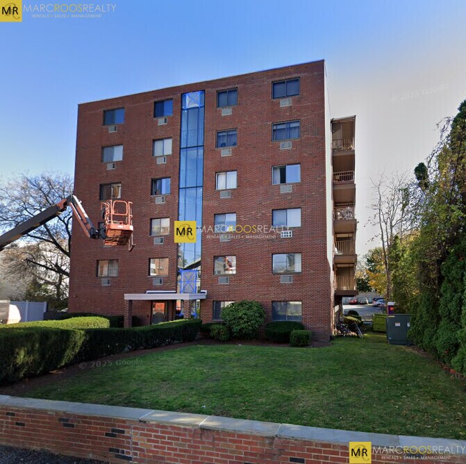 Building Photo - 12 Pond Ln