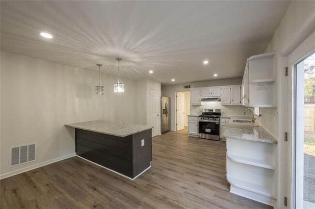 Building Photo - 5081 Hubert Dr