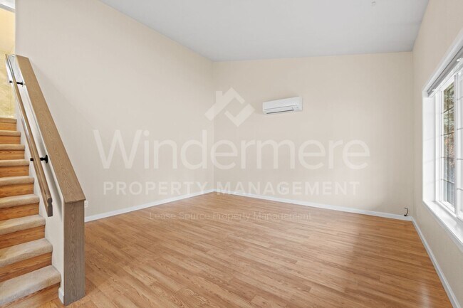 Building Photo - Updated 3 Bed 2 Bath Home With Brand New 2...