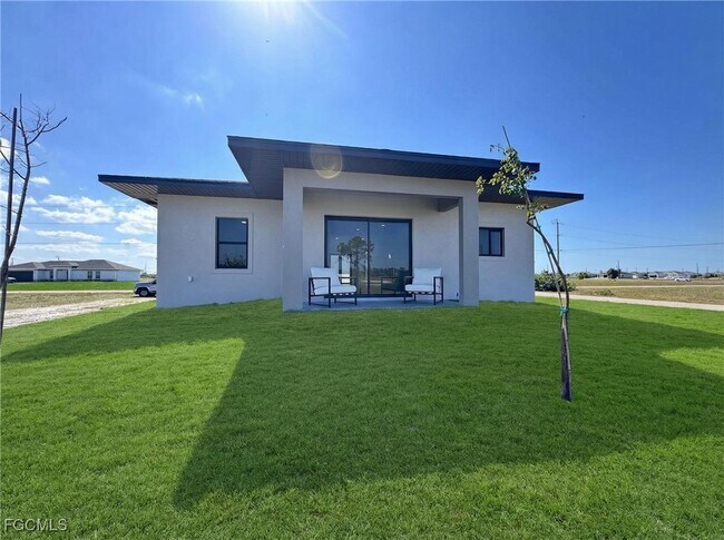 Building Photo - 1027 Kismet Pkwy W