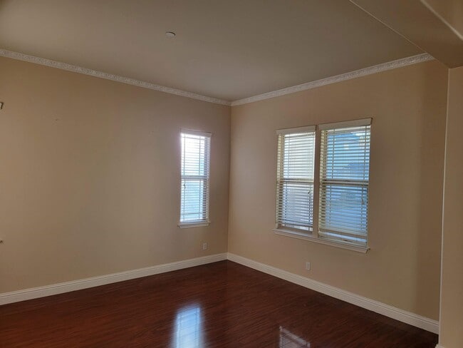 Building Photo - 469 Hawk Dr