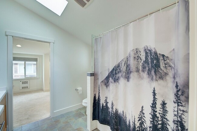 Building Photo - 2Bd/1.5Ba Seattle Townhouse