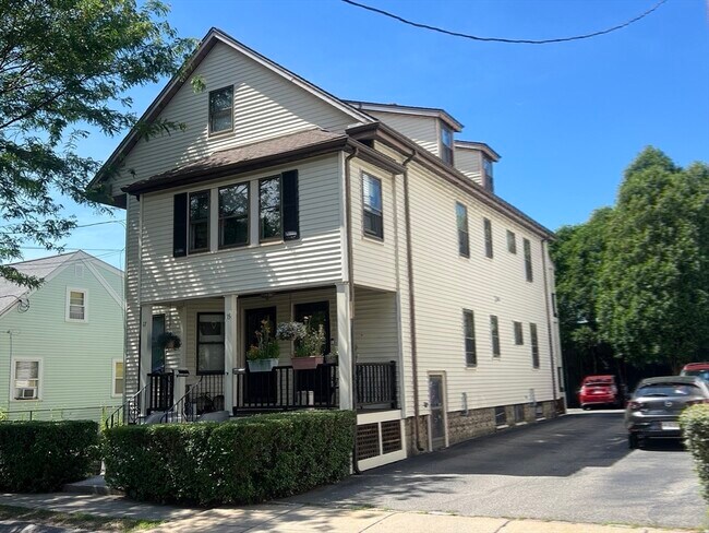 Building Photo - 15 Hull St