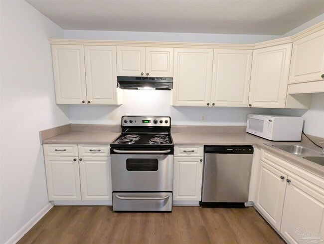 Building Photo - 3202 Redwood Ln