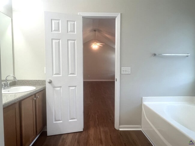Building Photo - 401 Timberwind Dr