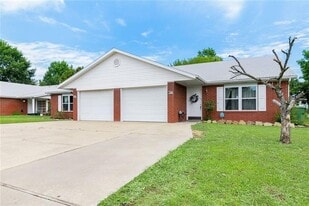 Building Photo - 707 E Eastview Dr