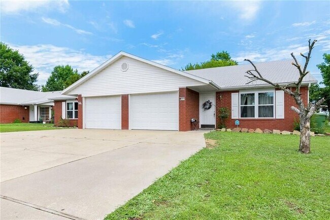 Primary Photo - 707 E Eastview Dr