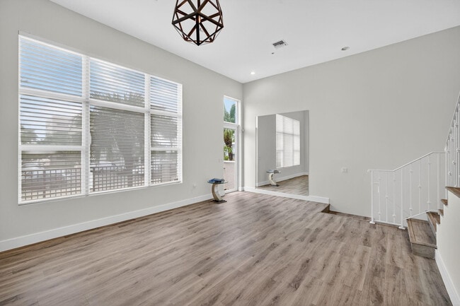 Building Photo - 508 N Birch Rd