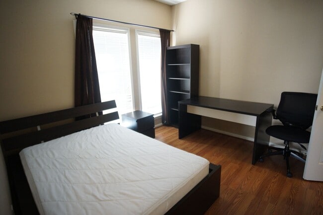 Building Photo - Quiet 2/2 Furnished Condo in West Campus