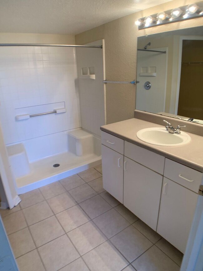 Building Photo - Beautiful 2/2 in an amazing secure community