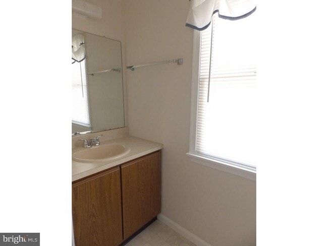 Building Photo - 211 Green Valley Way