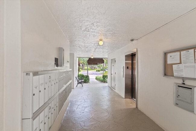 Building Photo - 9470 Poinciana Pl