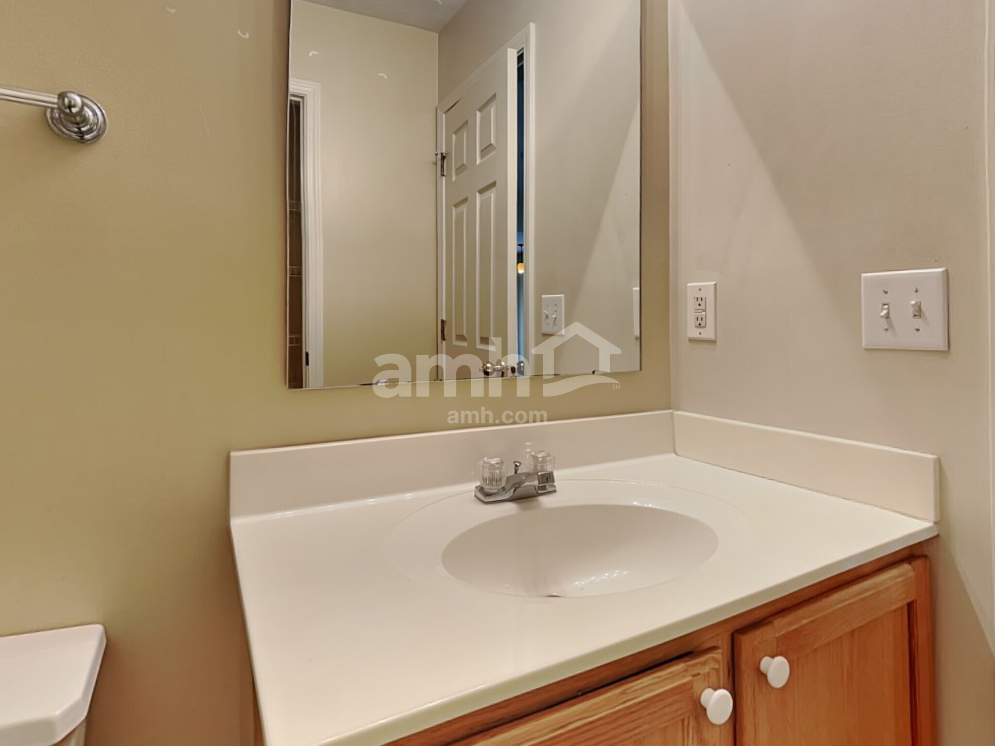 Building Photo - 3345 Crestwell Dr