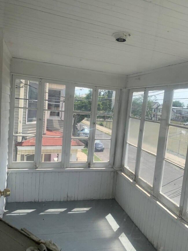 Building Photo - 857 Oakwood Ave