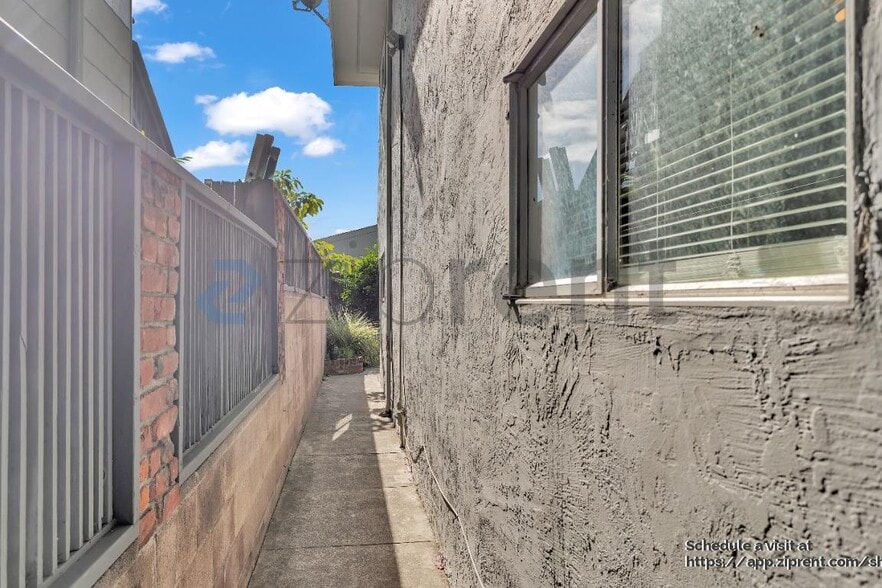 Building Photo - 669 33rd St