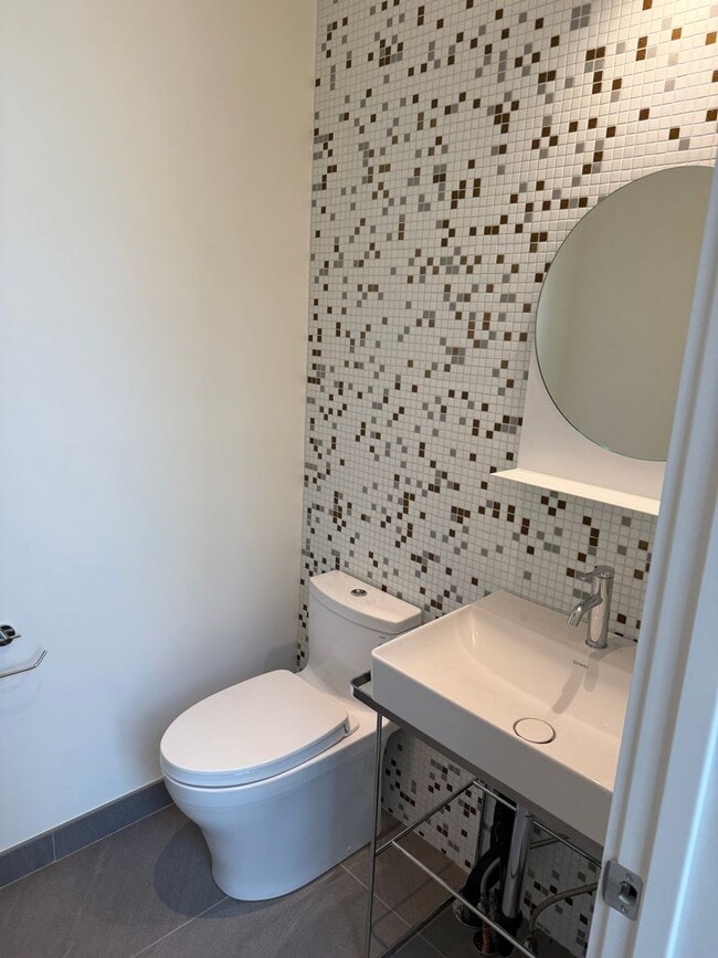 Building Photo - Silver Maple Stunning