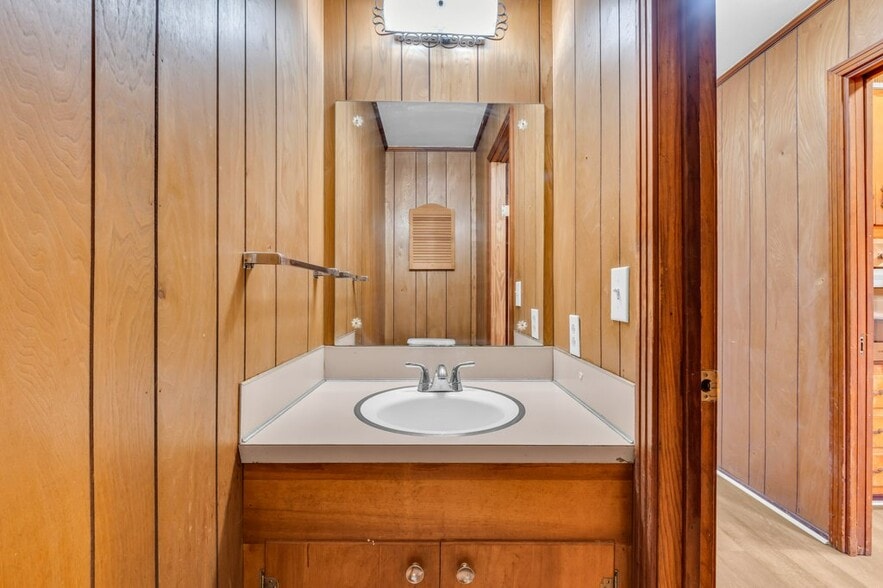 Building Photo - 807 E Broad St